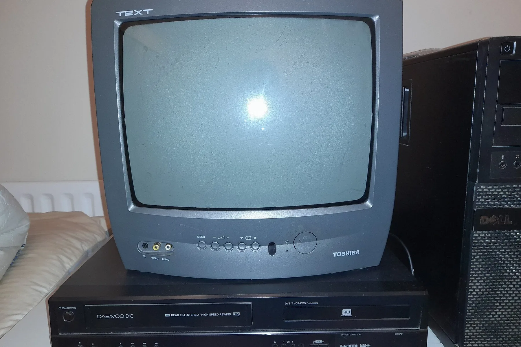 Televisore Toshiba d'epoca con tubo catodico