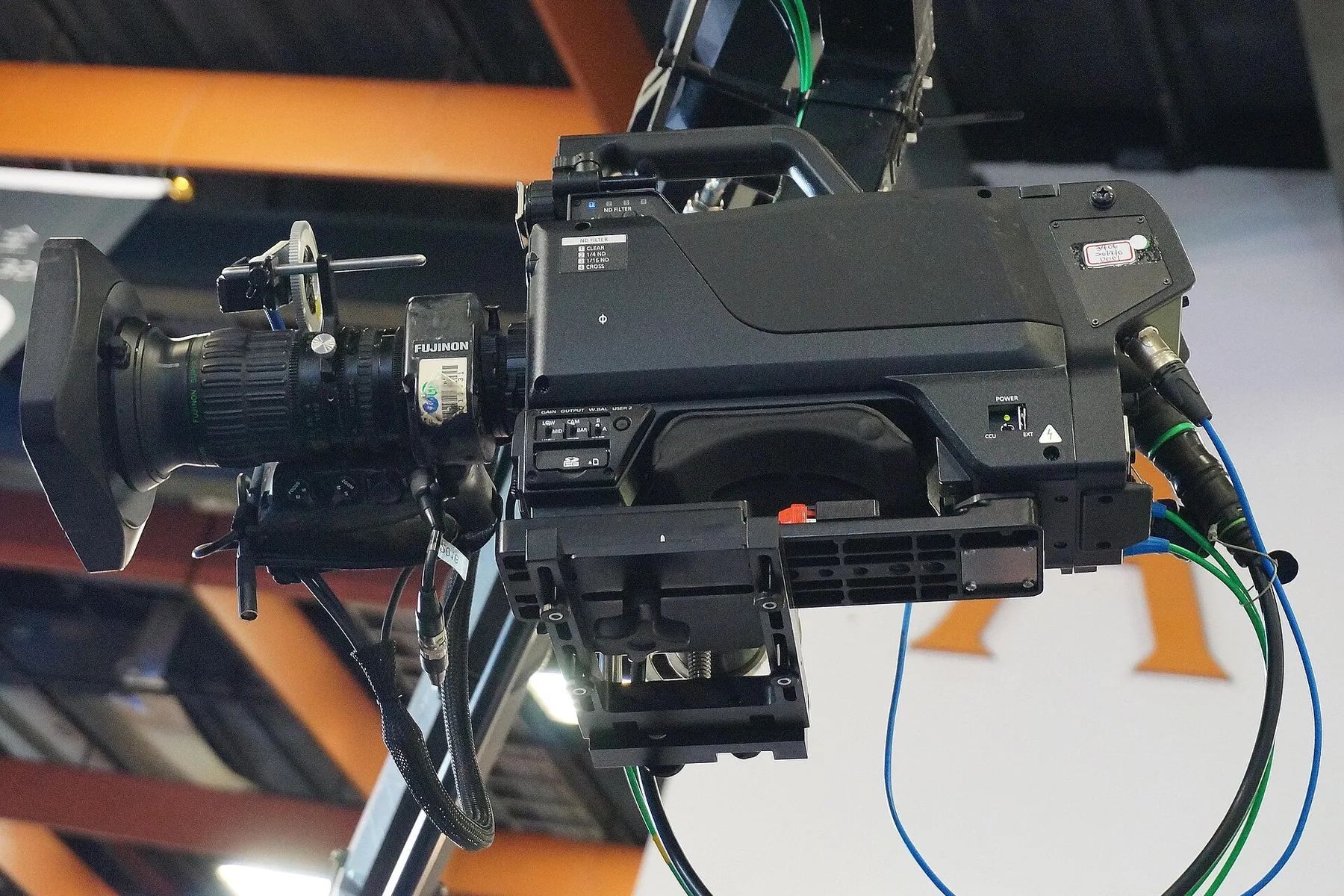 Telecamera professionale Panasonic su supporto in studio