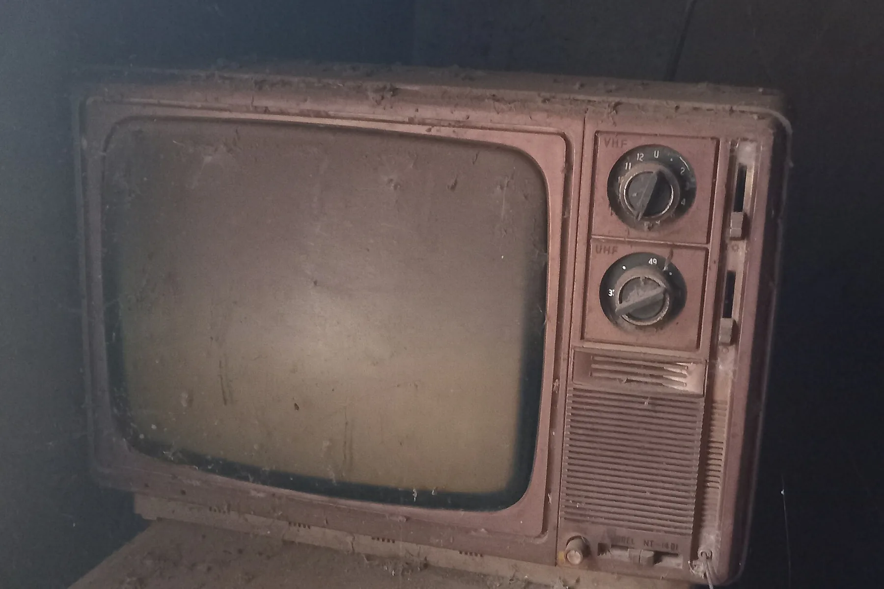 Televisore a tubo catodico retro illuminato